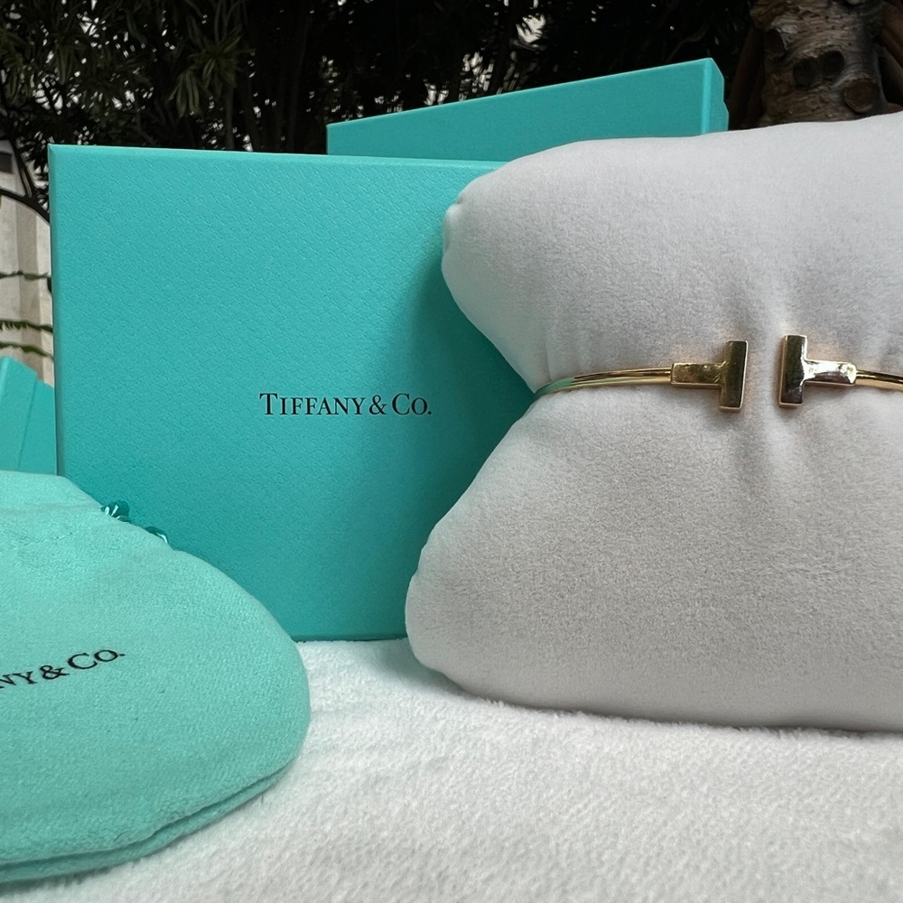 TIFFANY T WIRE BRACELET 18K Rose Gold, Size Medium. - Picture 12 of 17